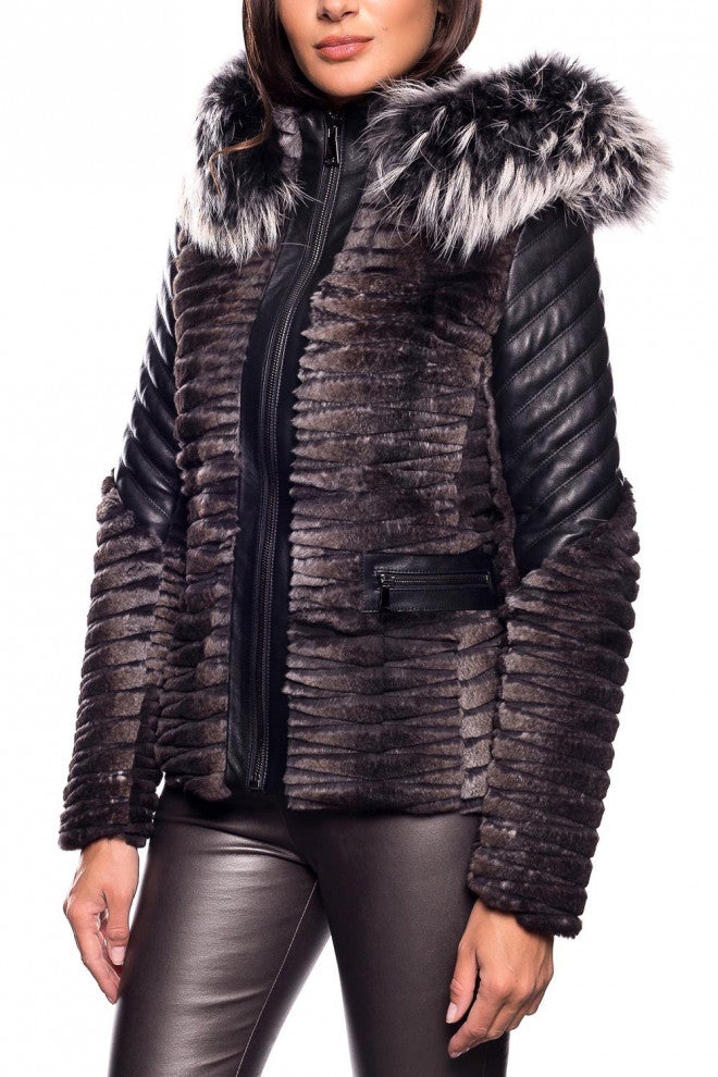 Vue en 3/4 du blouson DARA en agneau et REX, illustrant sa silhouette flatteuse et ses finitions raffinées.