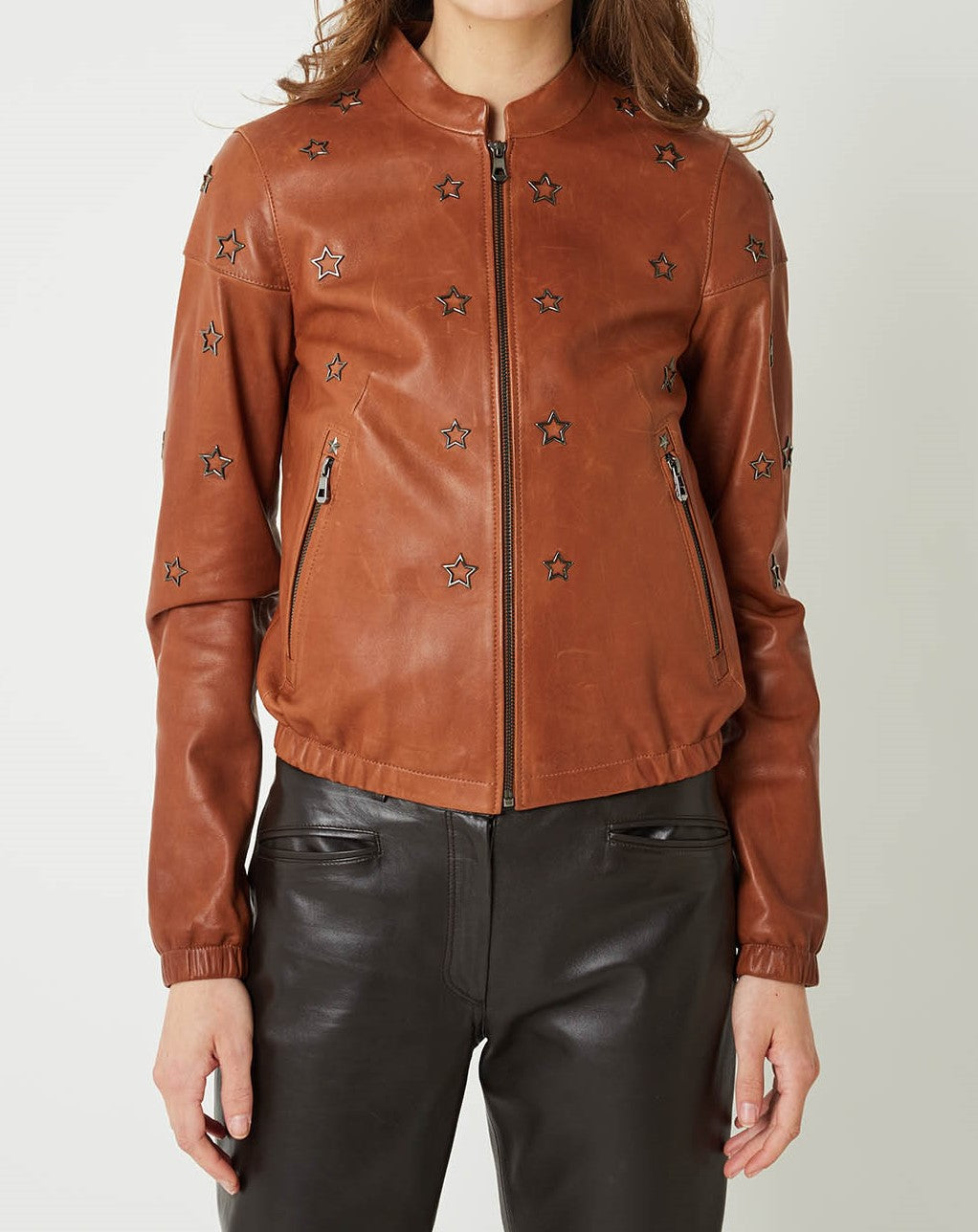 Fabriqué en cuir d'agneau haut de gamme, ce manteau Arélia de chez Giorgio et mario pour femme offre un confort exceptionnel tout en apportant une touche de sophistication à votre tenue.