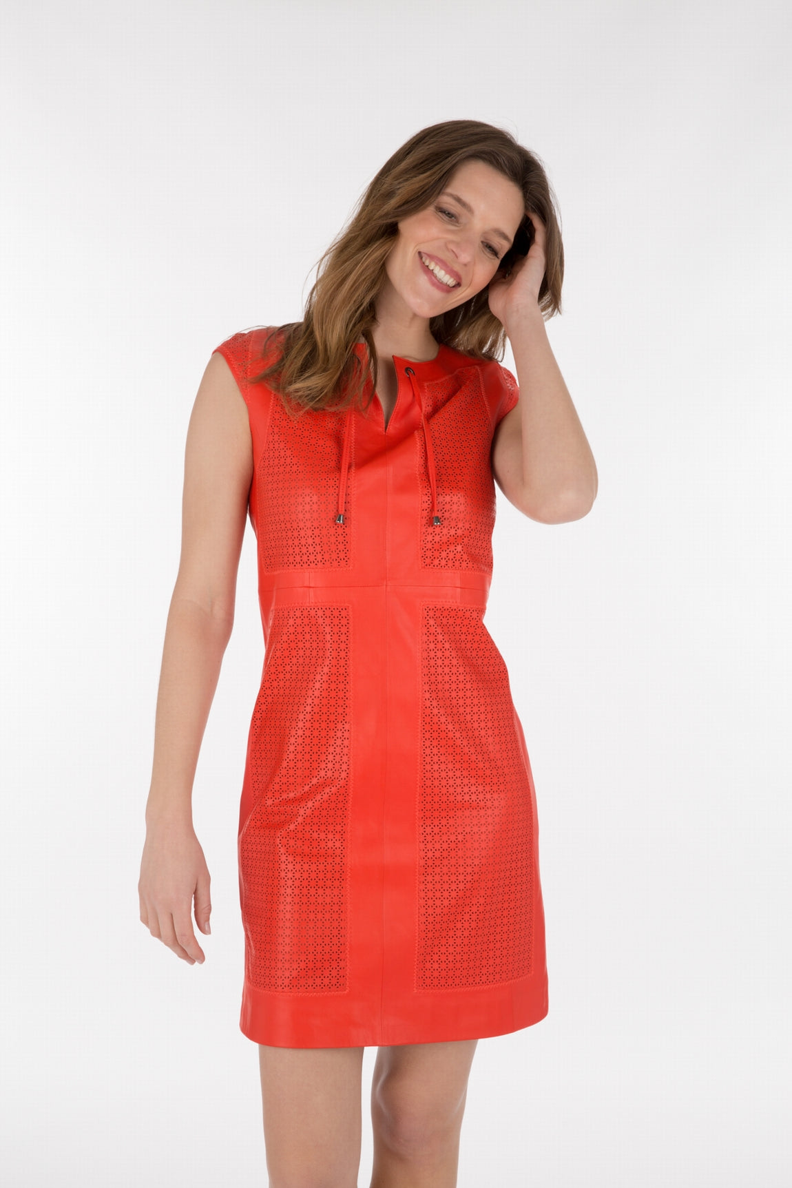 Le modèle féminin, vue de face, porte une robe perforé en cuir d'agneau.
