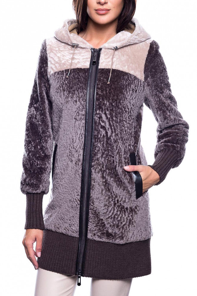 Vue de face du blouson PRUNE en mouton et cuir d'agneau, mettant en avant son allure élégante et ses détails sophistiqués.