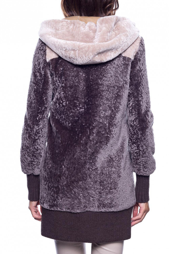 Vue de dos du blouson PRUNE en mouton et cuir d'agneau, illustrant sa coupe et ses finitions soignées.