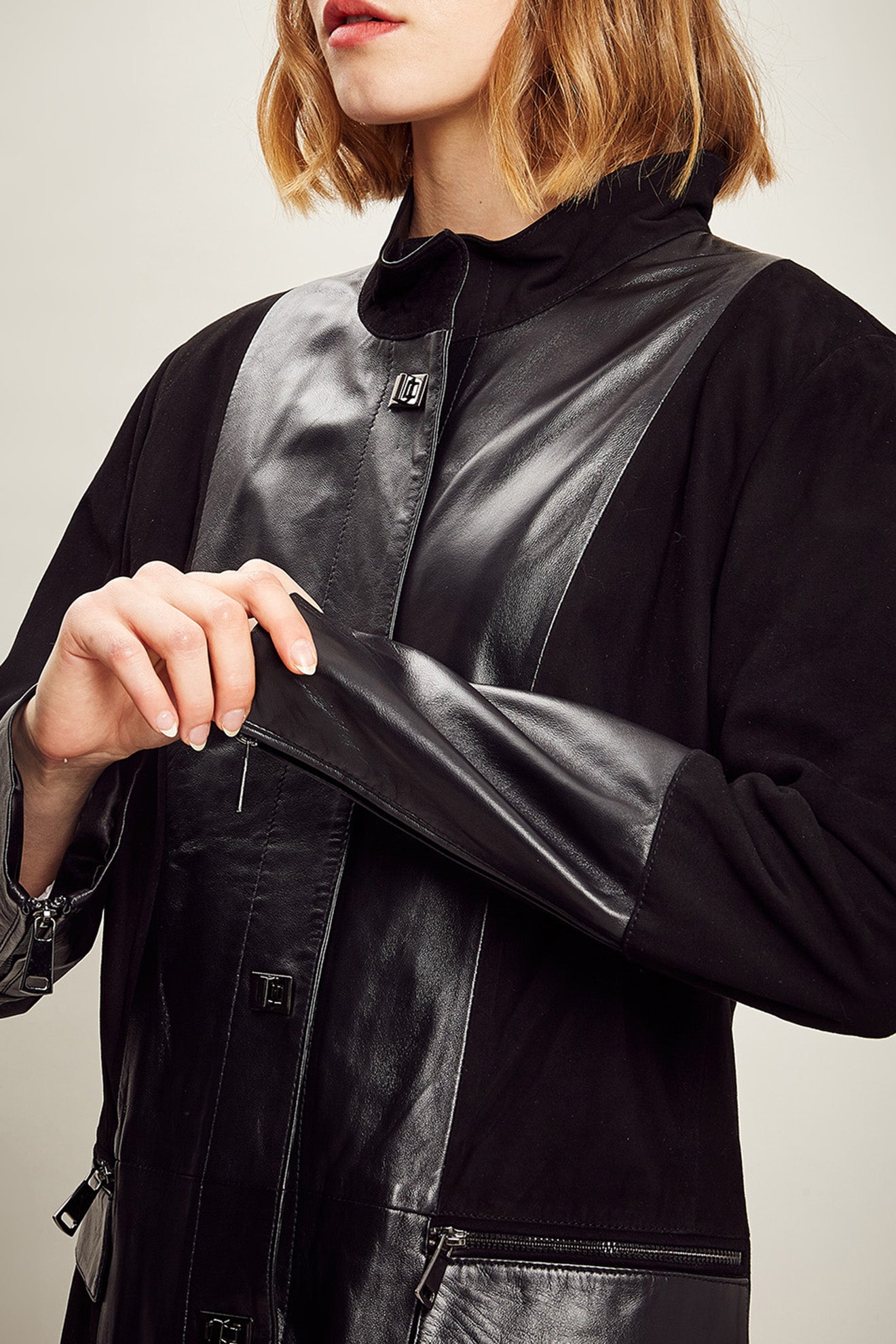 veste bi matières en cuir et velours de couleur noire pour femme giorgio y mario détail des manches