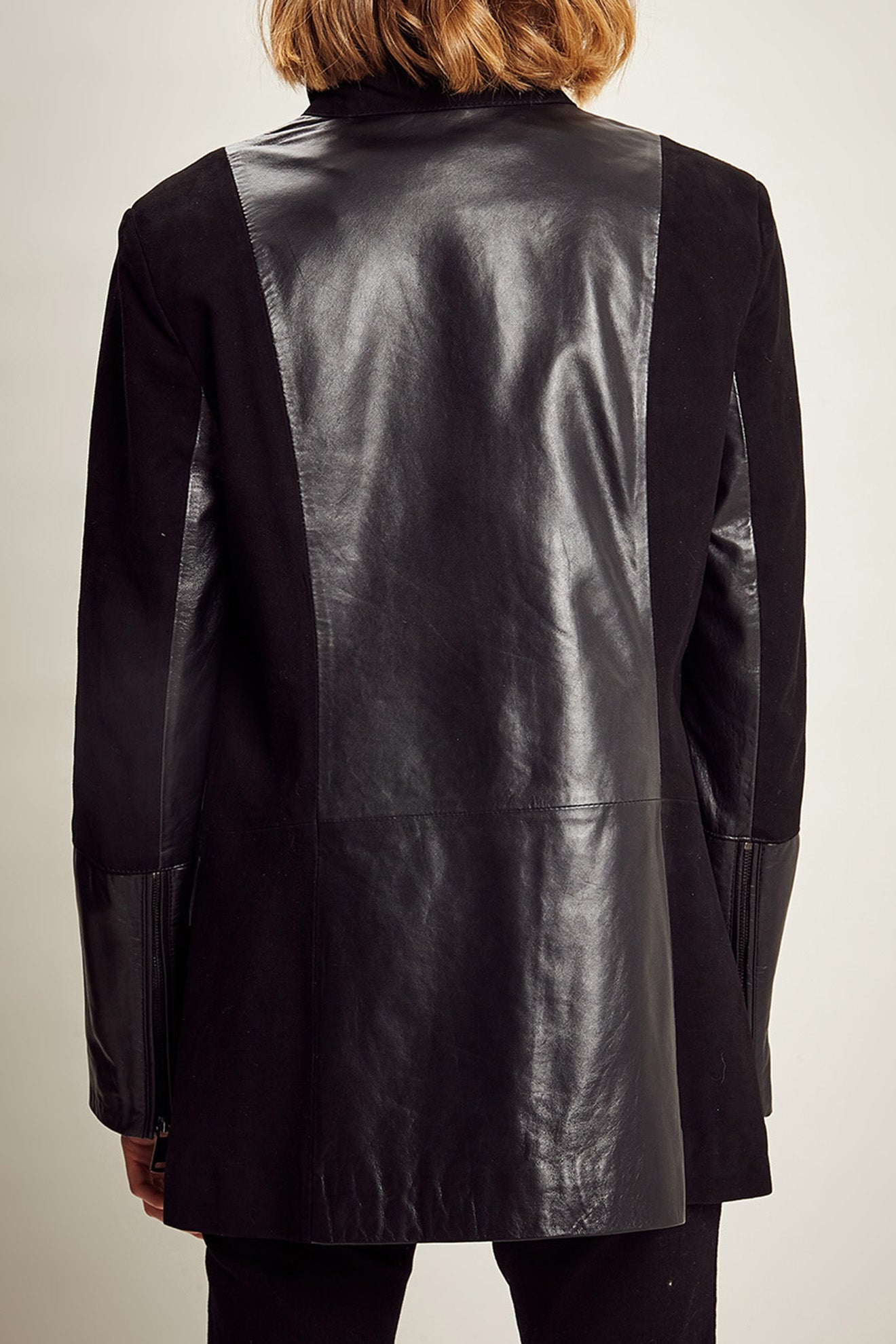 veste bi matières en cuir et velours de couleur noire pour femme giorgio y mario de dos