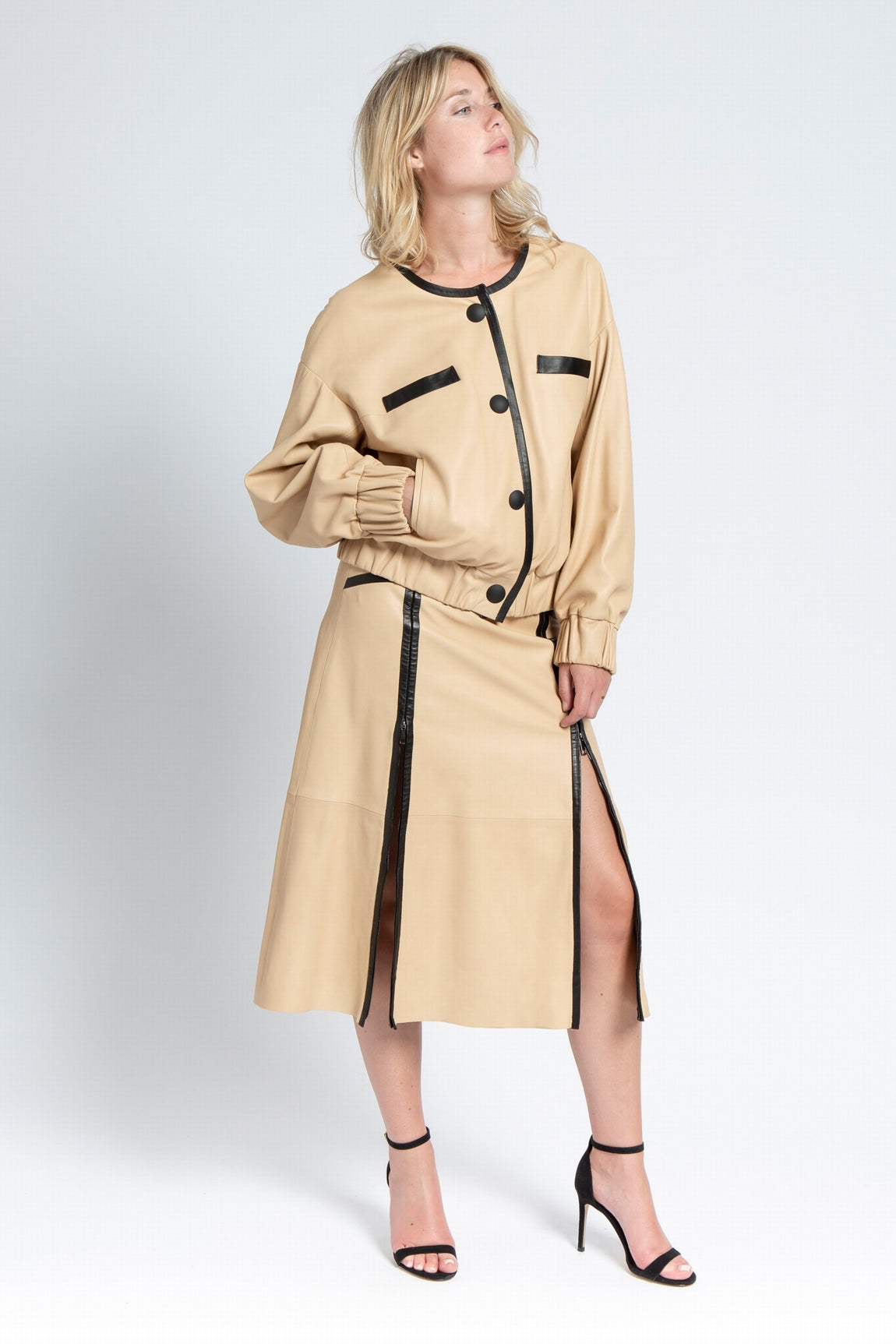 Blouson femme en cuir d'agneau oversize bicolor HELLA de chez Giorgio & Mario modèle porté de biai fermé 