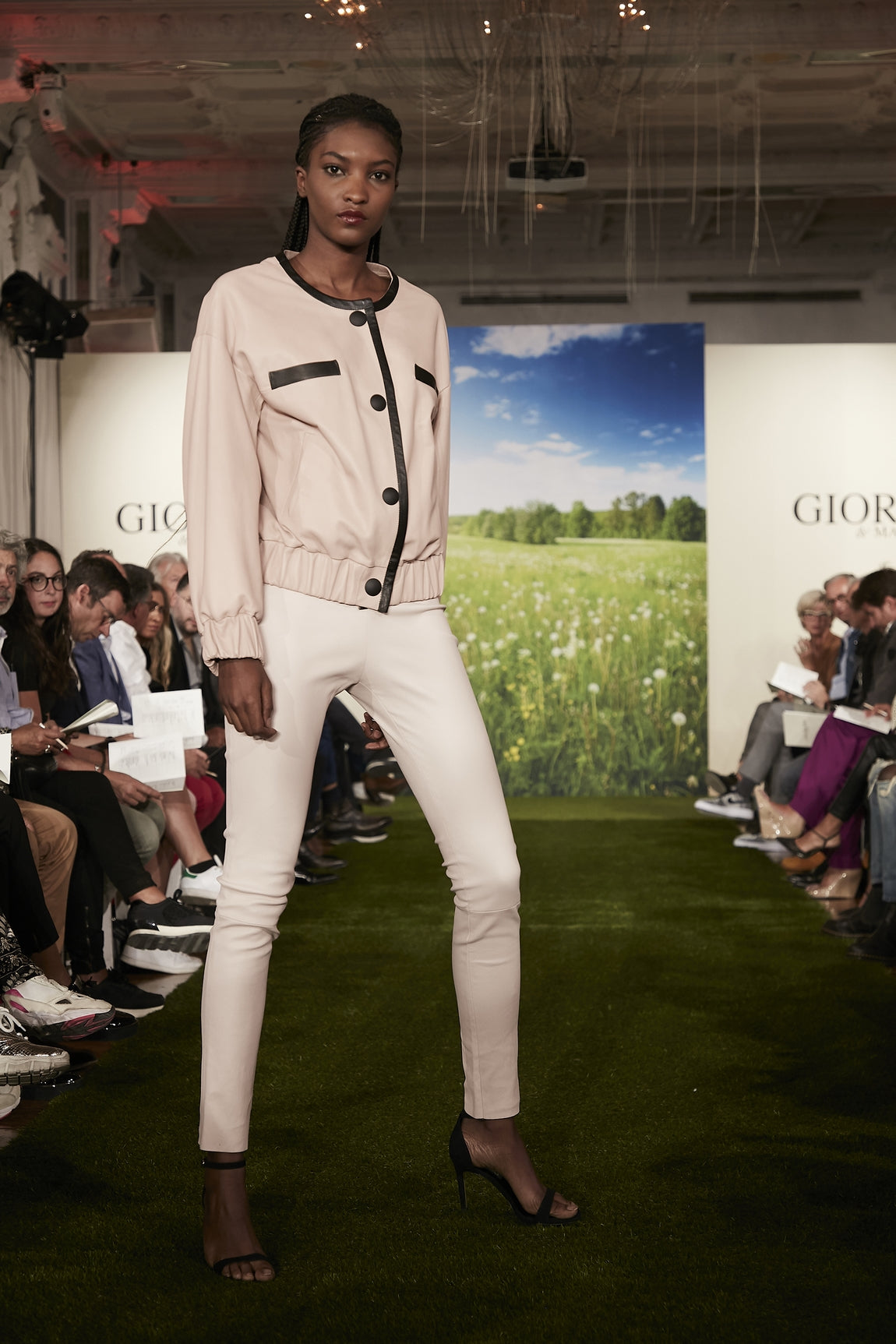Blouson femme en cuir d'agneau oversize bicolor HELLA de chez Giorgio & Mario modèle porté de face fermé sur le mannequin