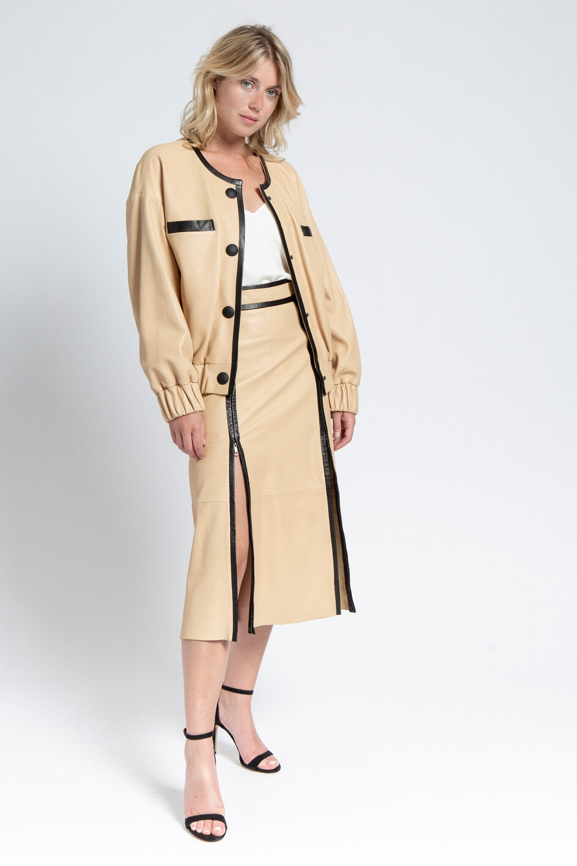 Blouson femme en cuir d'agneau oversize bicolor HELLA de chez Giorgio & Mario modèle porté de face ouvert