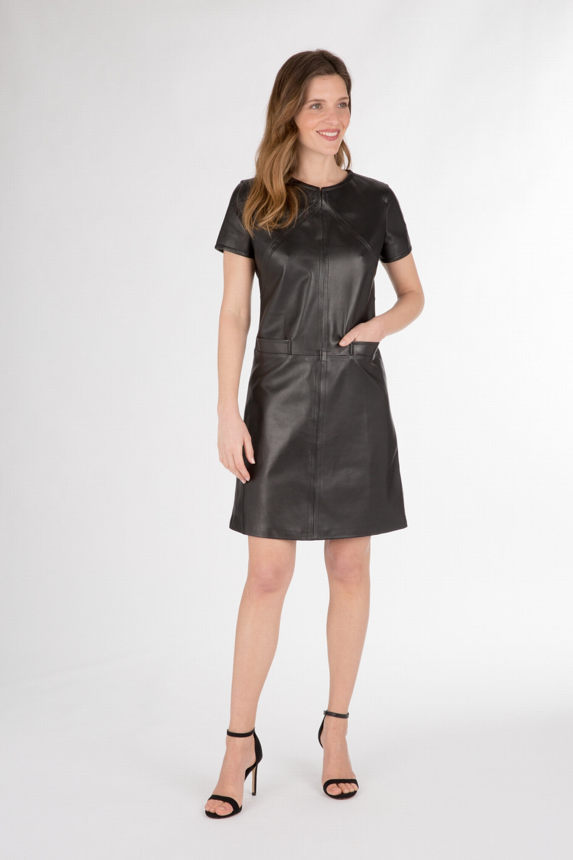 La robe ELEANA de Giorgio & Mario, en cuir d'agneau, combine chic et élégance avec sa coupe ajustée et son dos structuré.