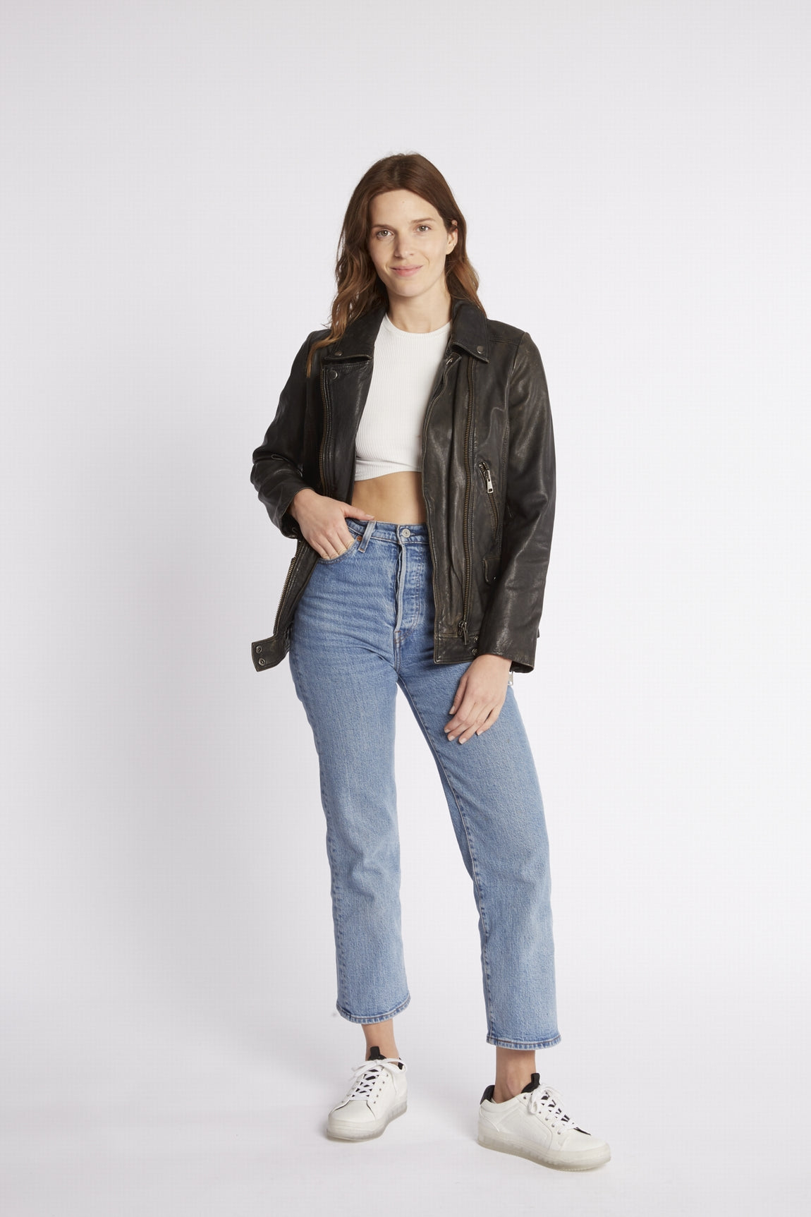 Le perfecto JAMILA en cuir d’agneau, avec ses poches zippées et son zip aux manches, est l’allié mode incontournable.