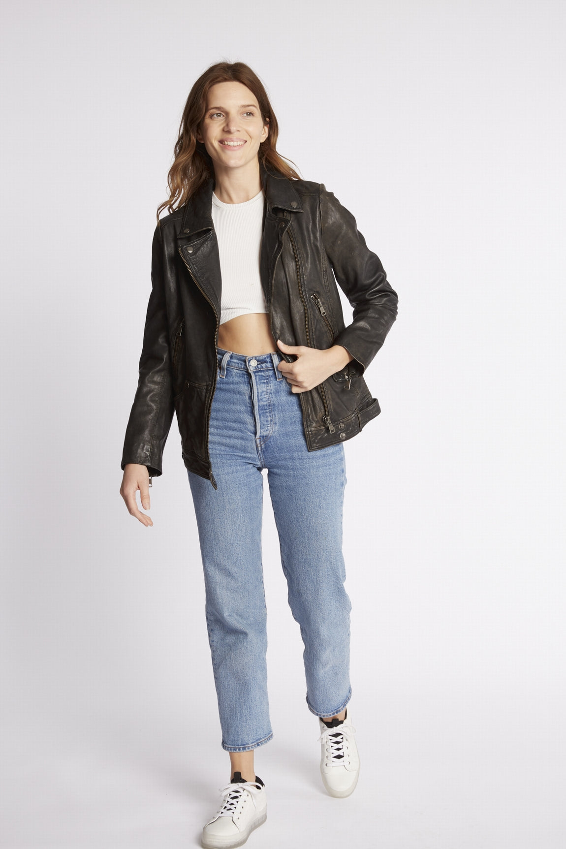 Chic et structuré, le perfecto JAMILA est une pièce mode en cuir d’agneau patiné pour un look féminin et contemporain.