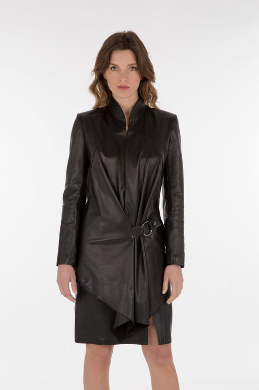 Le blazer LEINA WAXY en cuir d'agneau, avec sa coupe évasée et sa finition sans fermeture, est un must-have féminin chic.