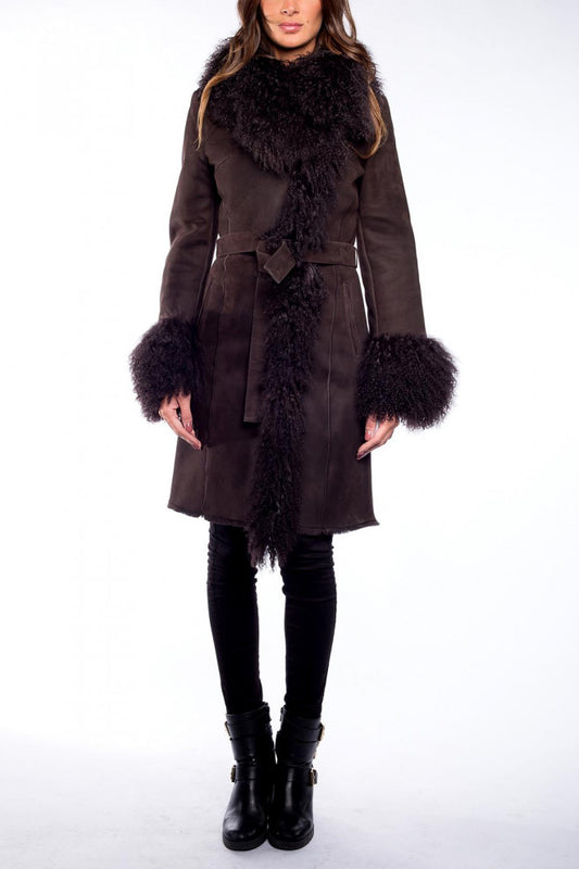 Vue de face du manteau ANNE LISE en agneau, mettant en valeur ses détails sophistiqués et sa coupe flatteuse.