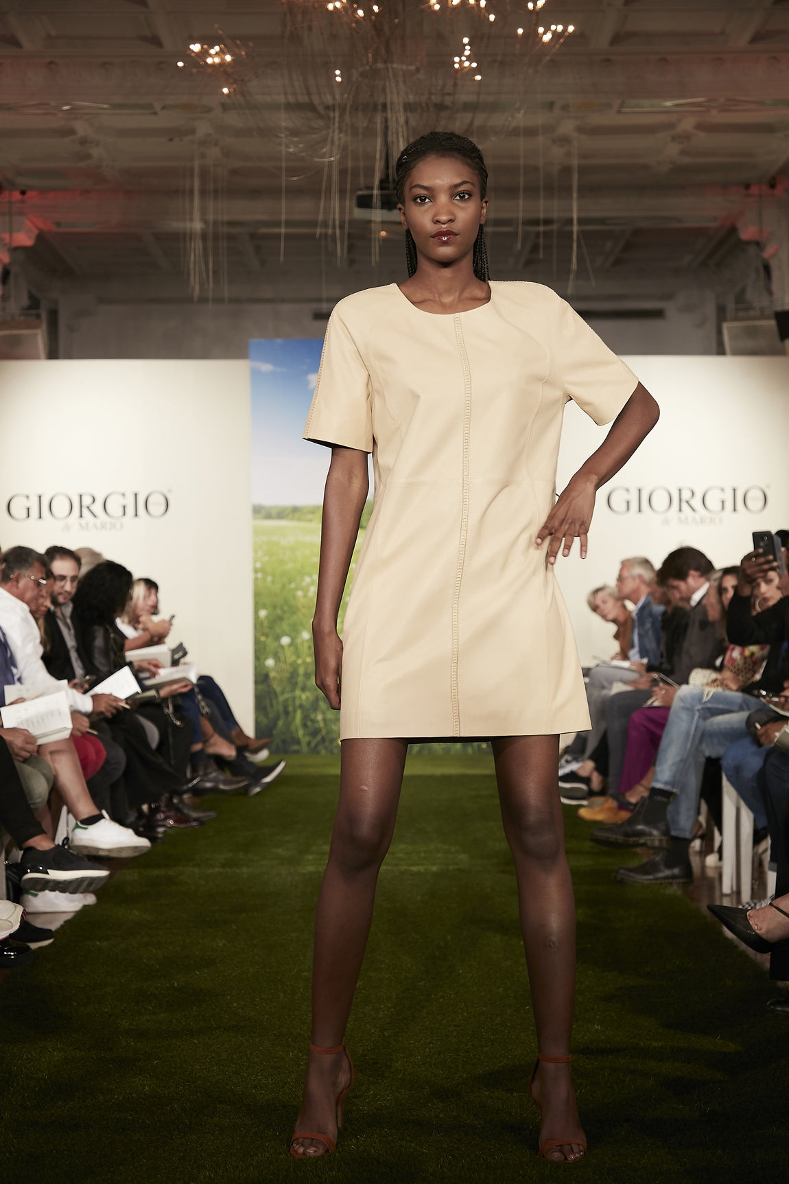 Robe femme en cuir d'agneau CATIANA de chez Giorgio & Mario modèle porté de face 