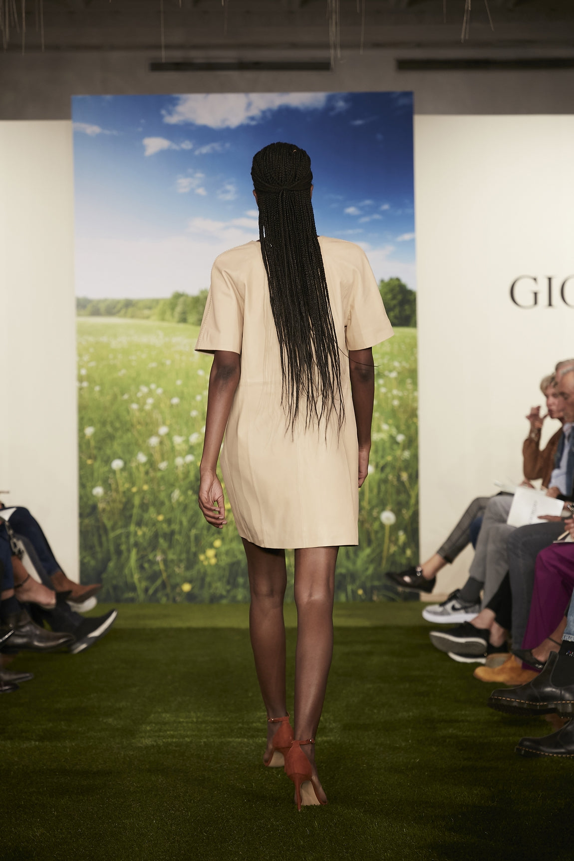 Robe femme en cuir d'agneau CATIANA de chez Giorgio & Mario modèle porté de dos