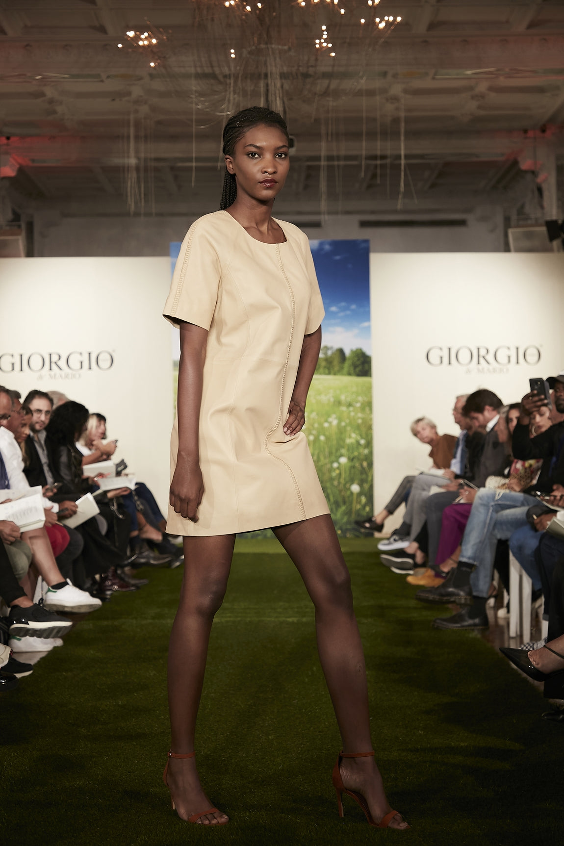 Robe femme en cuir d'agneau CATIANA de chez Giorgio & Mario modèle porté de profil manches courtes