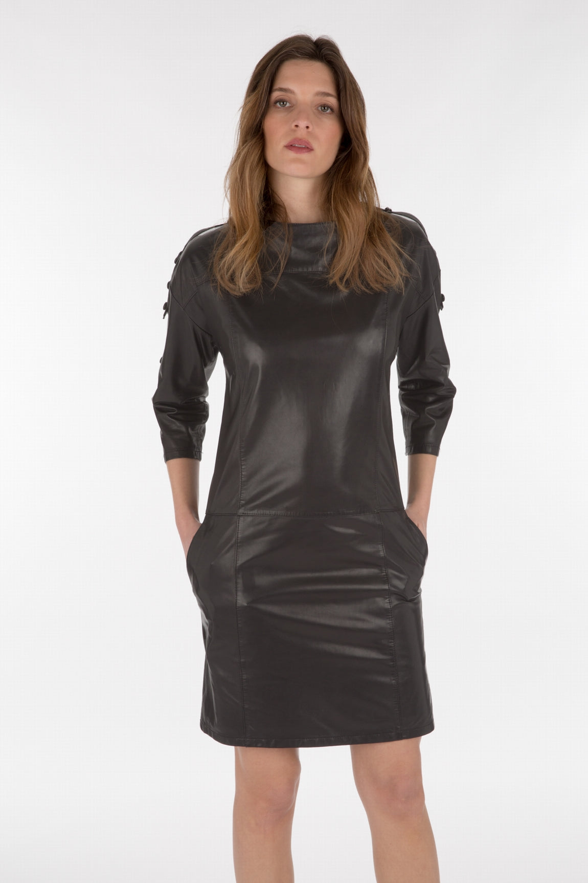 Robe en cuir d'agneau DOROTHIA de chez Giorgio & Mario modèle porté de face décontracté