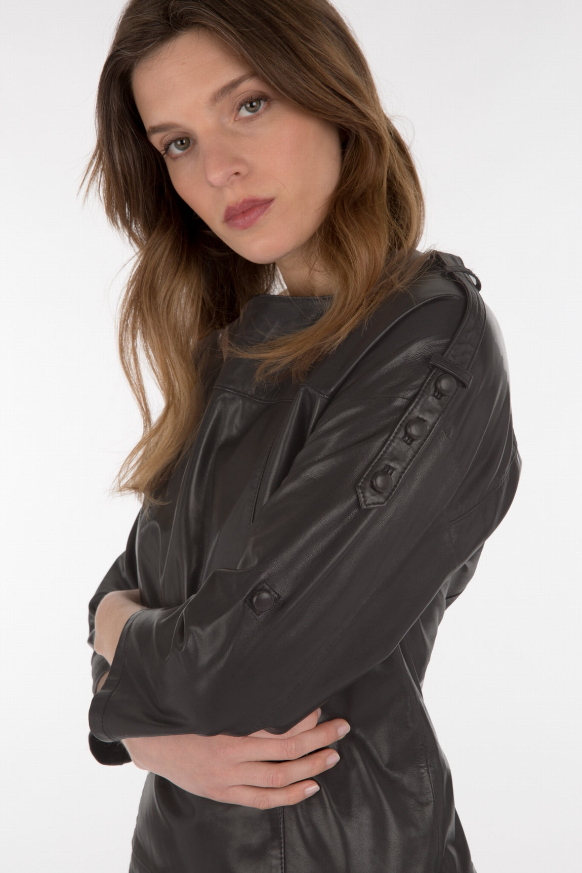 Robe en cuir d'agneau DOROTHIA de chez Giorgio & Mario modèle porté de profil