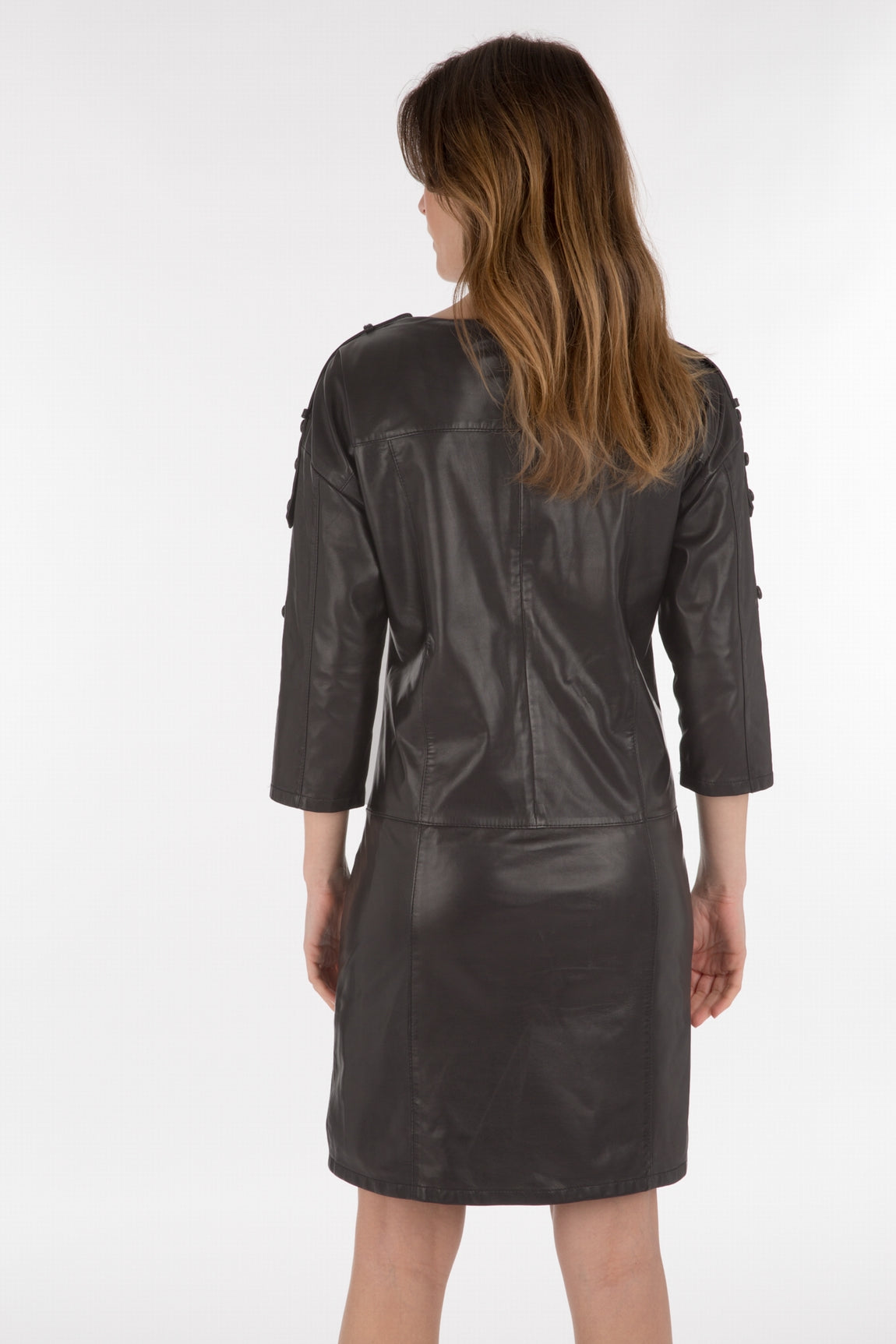 Robe en cuir d'agneau DOROTHIA de chez Giorgio & Mario modèle porté de dos