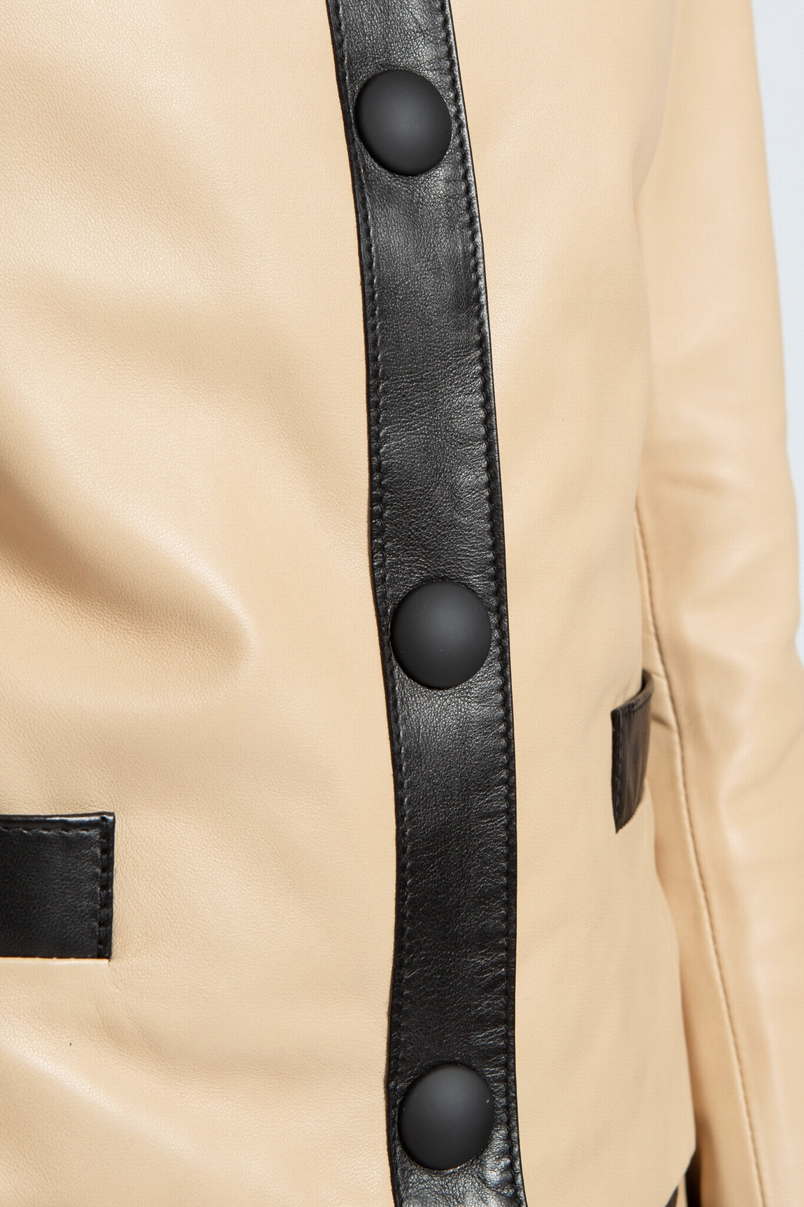 Veste droite pour femme de chez Giorgio&Mario, style tendance et moderne disponible sur l'outlet
