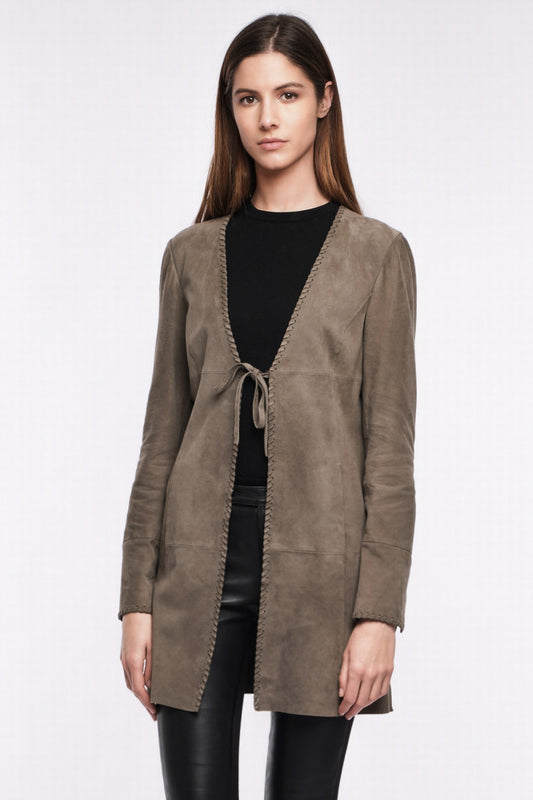 Veste ALIKA VEL - Portée avec le devant fermé par un noeud, couleur taupe